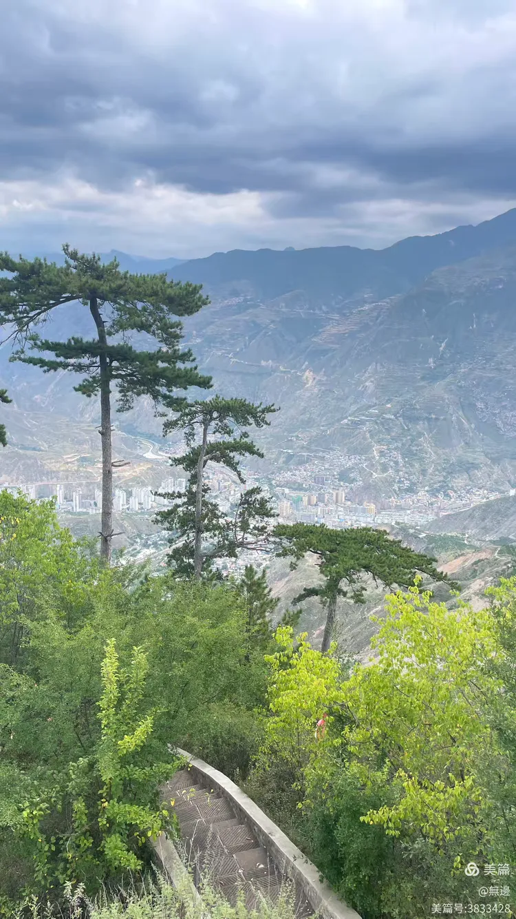 翠峰山途步旅遊的地方和舟县的銀杏葉,迎客松的美景